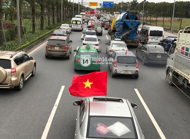 Người hâm mộ Việt Nam nhuộm đỏ sân bay Nội Bài Người hâm mộ Việt Nam nhuộm đỏ sân bay Nội Bài